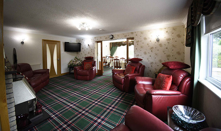 Bed and Breakfast accommodation in Portree with guest living room at Quiraing House