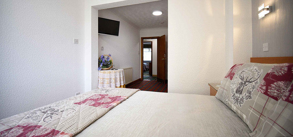 Bed and breakfast accommodation double room shower room en suite Quiraing House