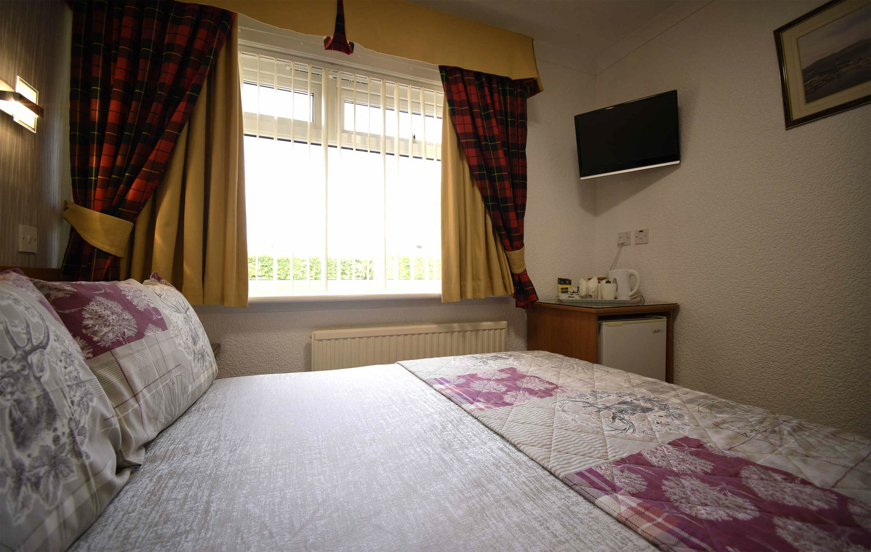 Self catering accommodation in Portree with double bedroom and smart tv with WIFI