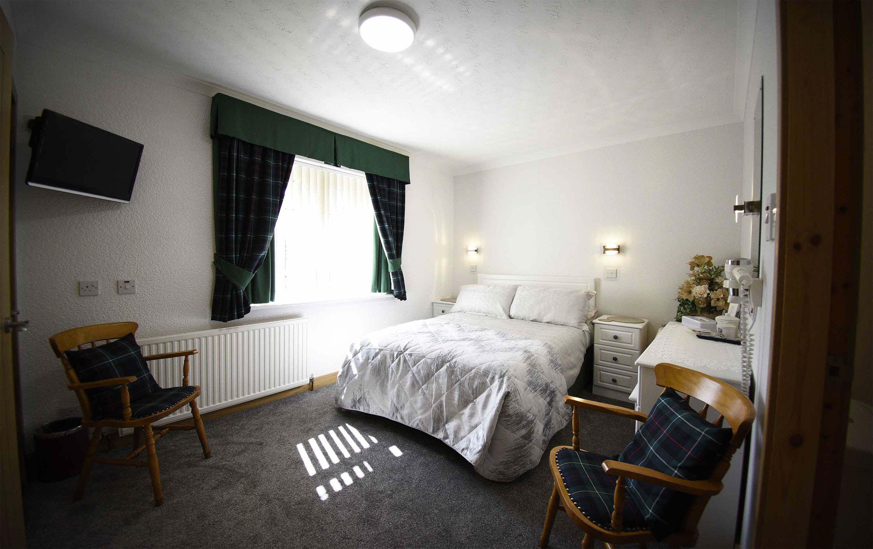 Self catering accommodation in Portree with double bedroom and smart tv with WIFI