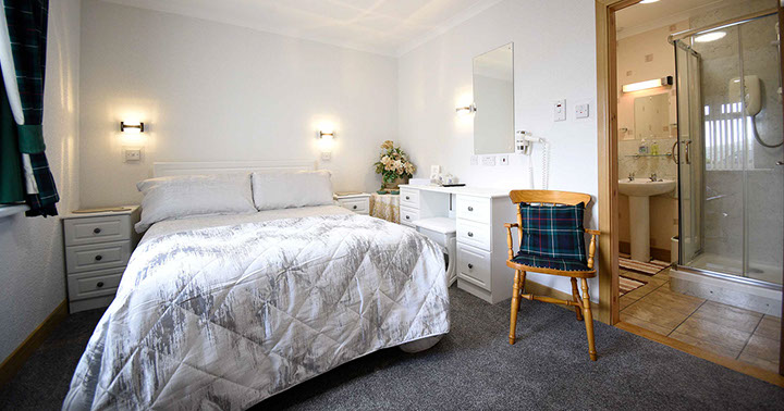 Quiraing House in Portree contains a self catering suite with double and twin beds