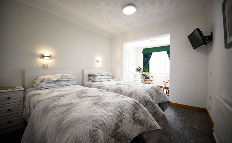 Self catering accommodation in Portree twin room en suite at Quiraing House