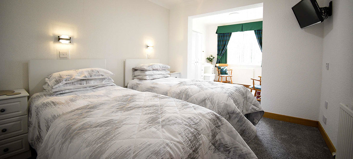 Quiraing House self catering suite in Portree contains a twin bedroom with en suite bathroom