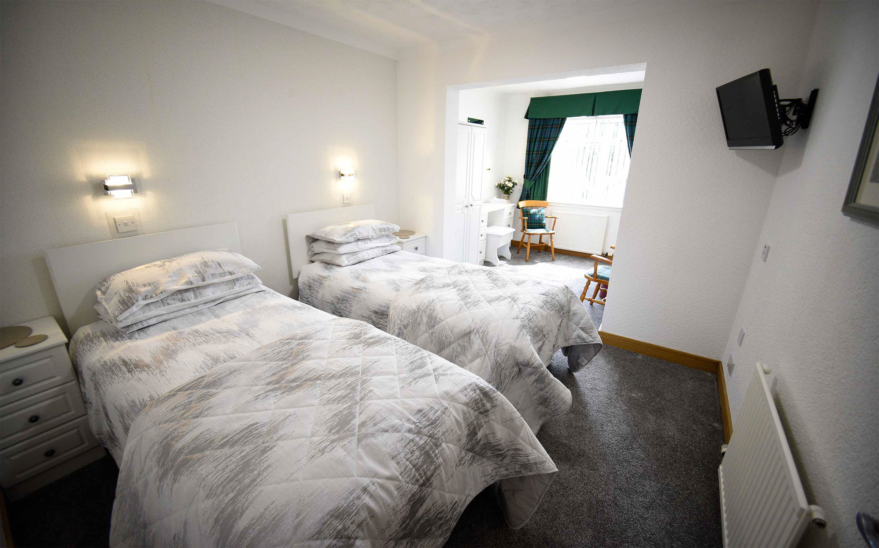 Self catering accommodation in Portree with double bedroom and smart tv with WIFI